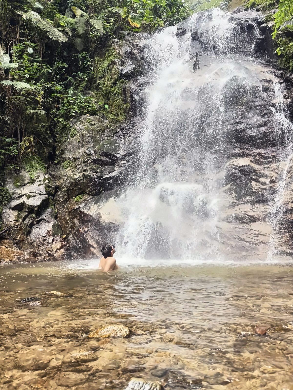 Cascada natural de Monte Fiori con su poza de agua cristalina