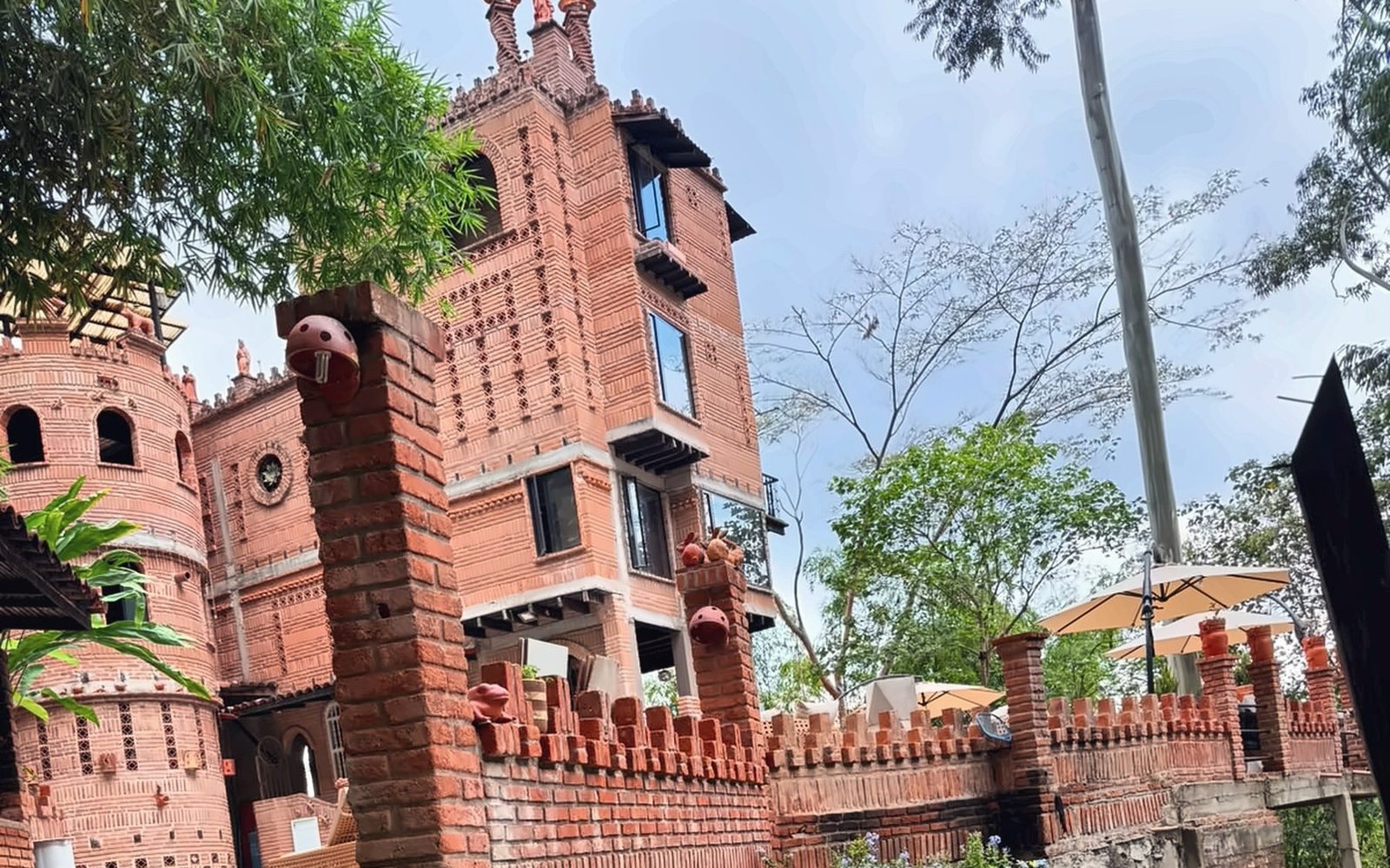 Torres de ladrillo del castillo de Monte Fiori